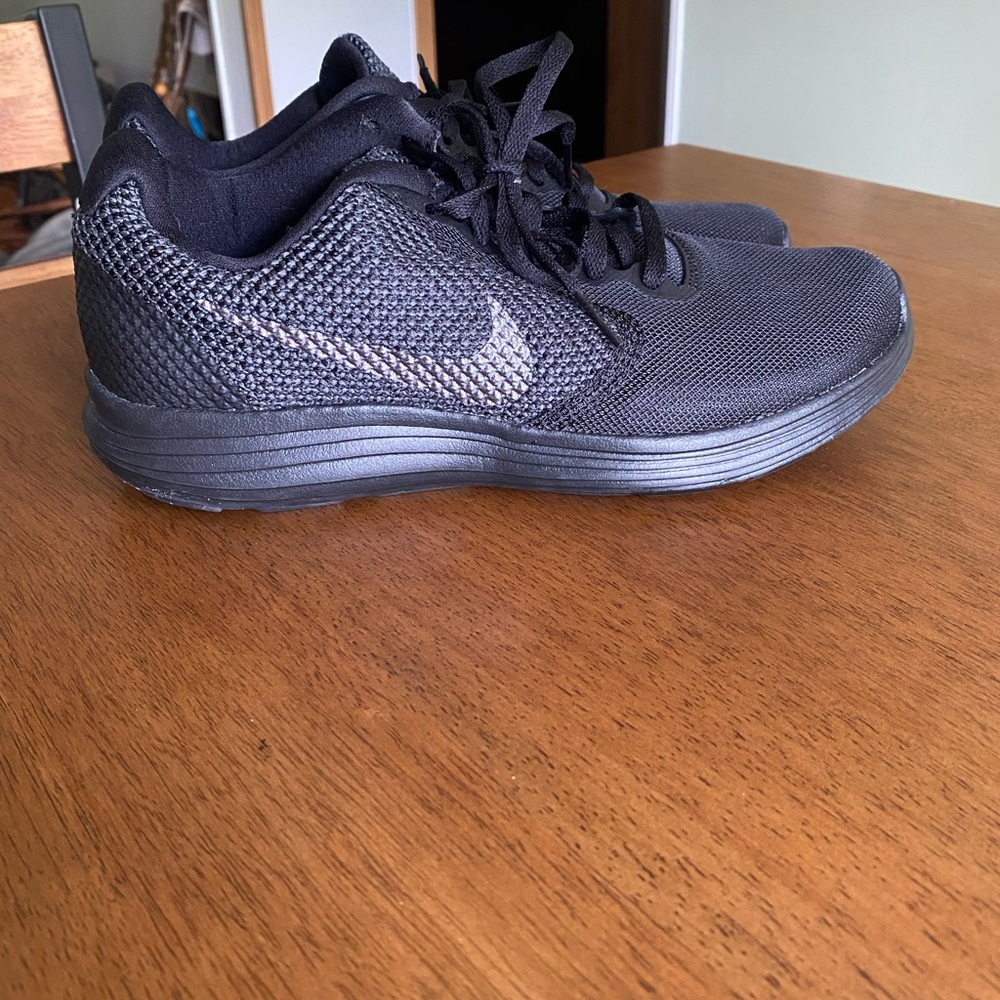 NWOT Nike women’s revolution shoes